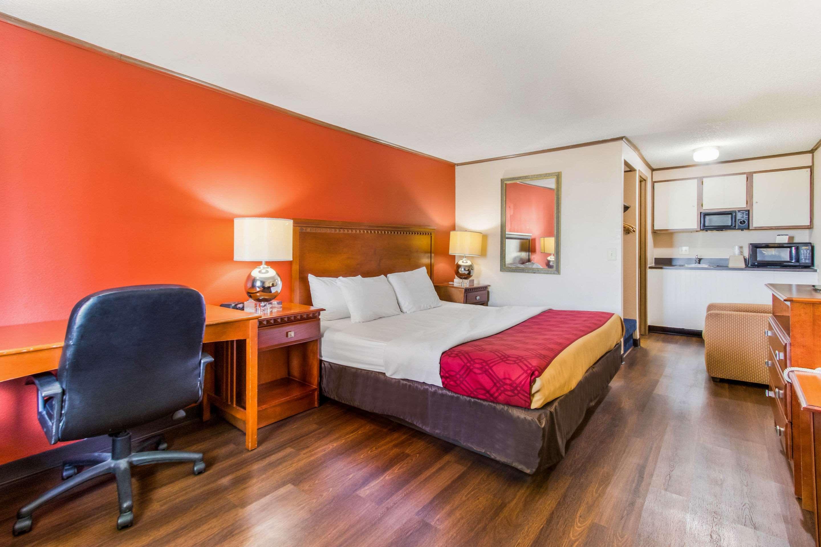 Econo Lodge Norwalk Exteriör bild