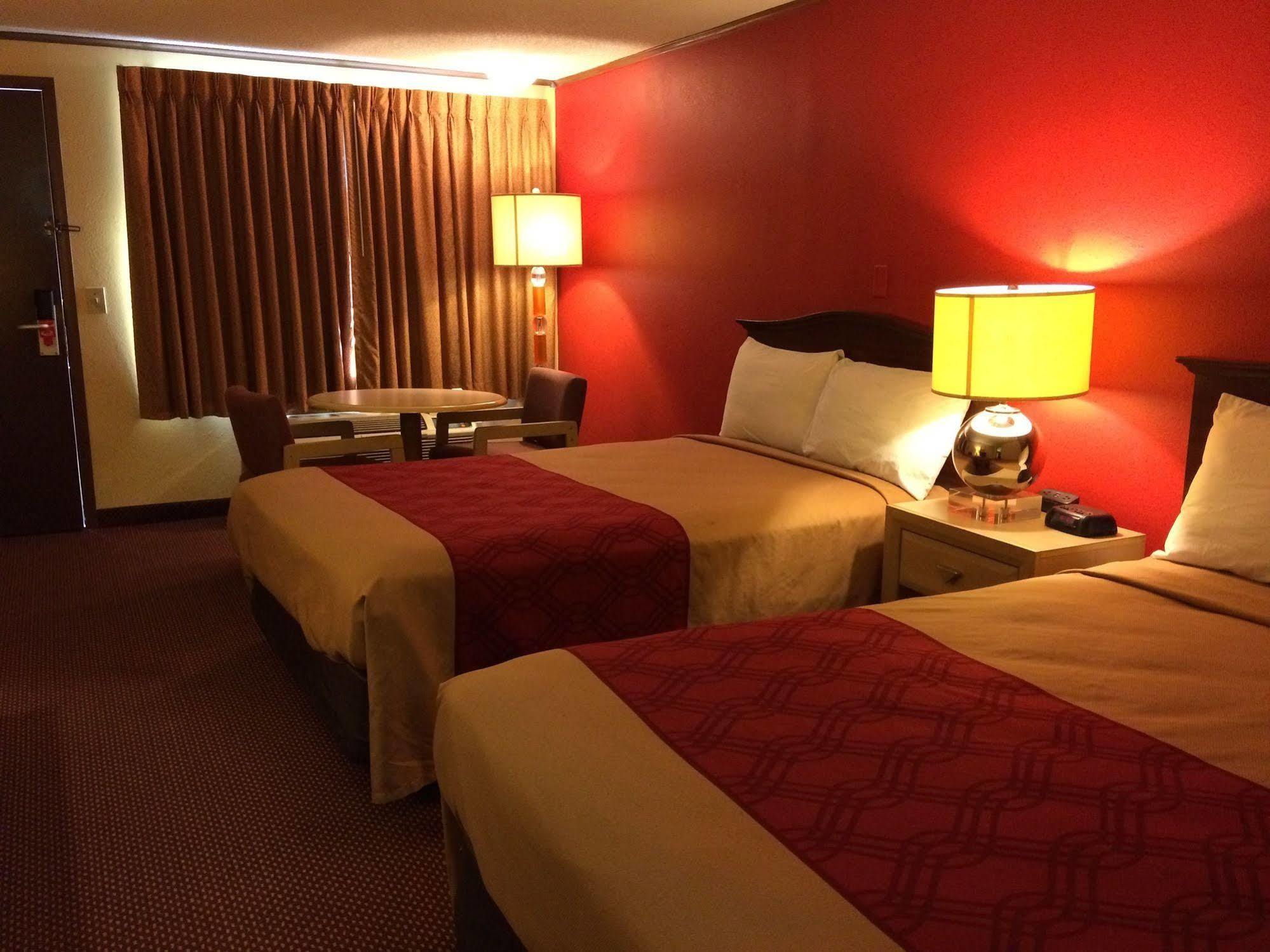 Econo Lodge Norwalk Exteriör bild