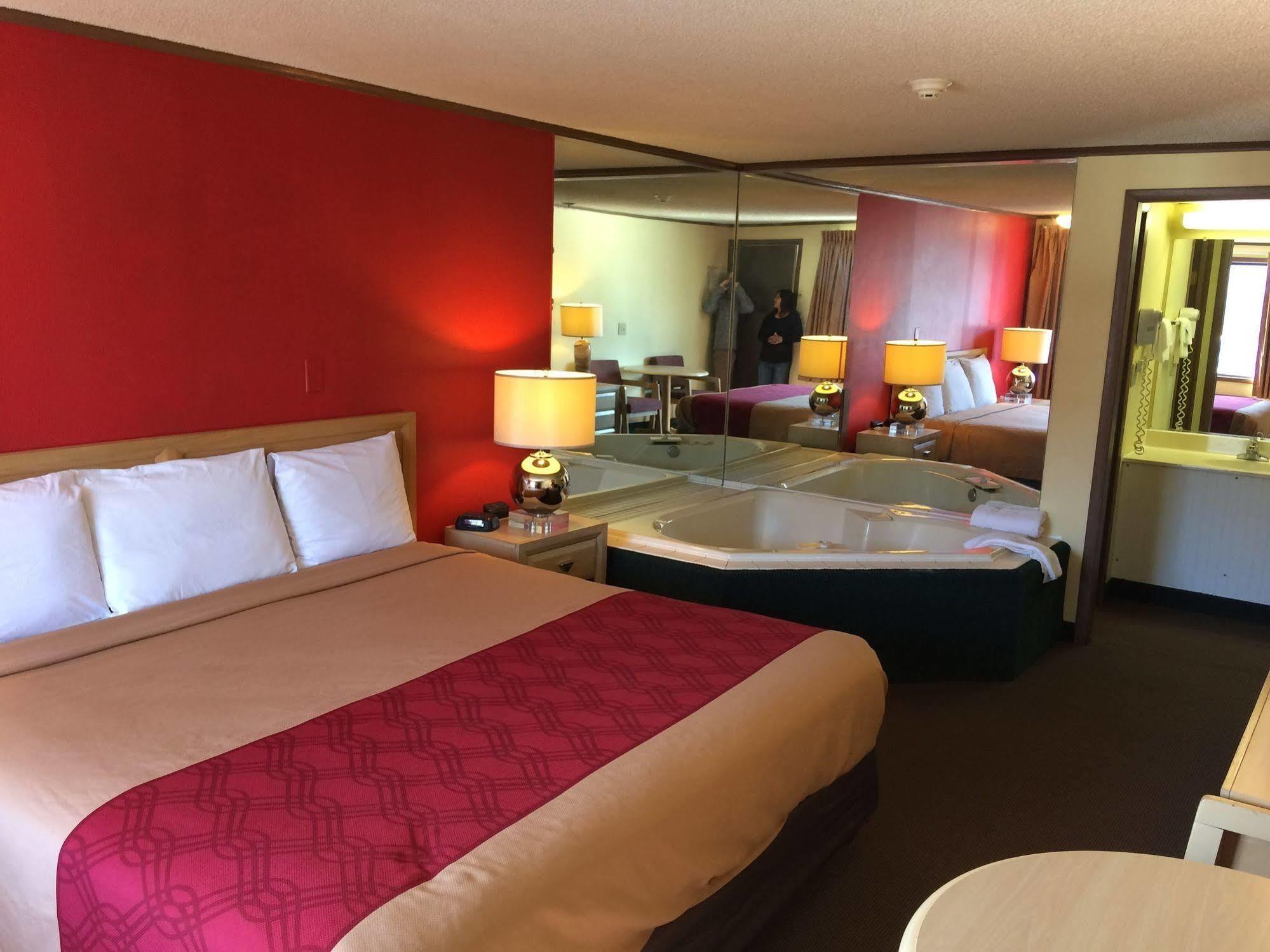 Econo Lodge Norwalk Exteriör bild