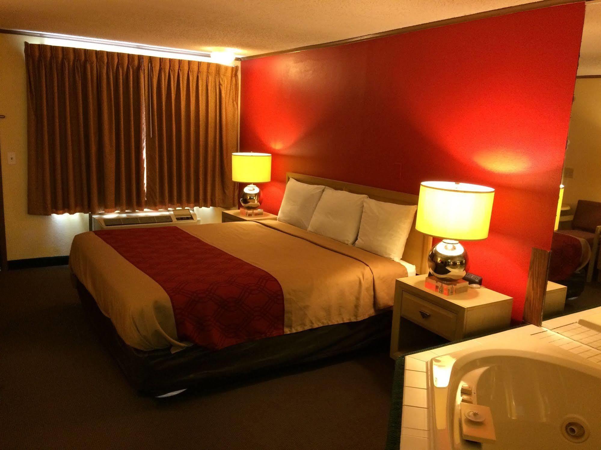 Econo Lodge Norwalk Exteriör bild