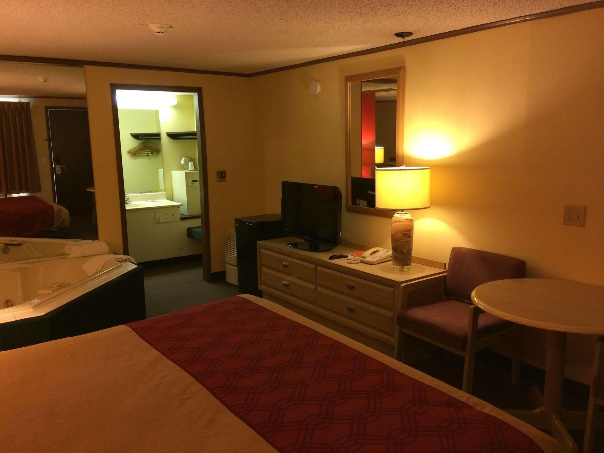 Econo Lodge Norwalk Exteriör bild