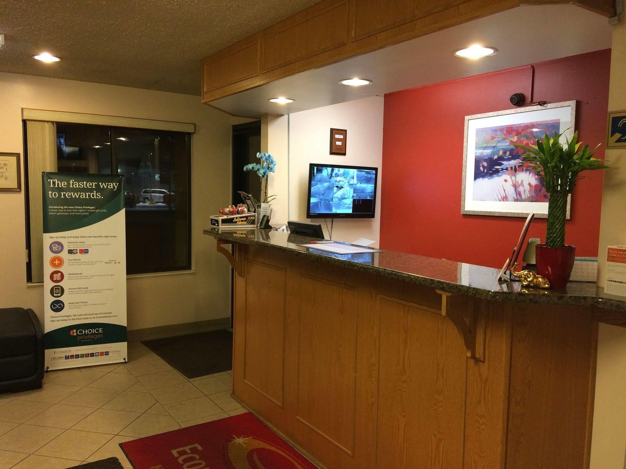 Econo Lodge Norwalk Exteriör bild