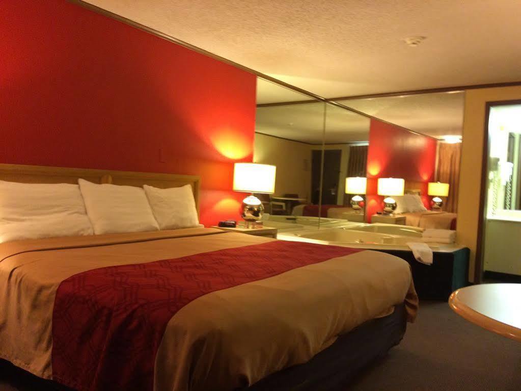 Econo Lodge Norwalk Exteriör bild