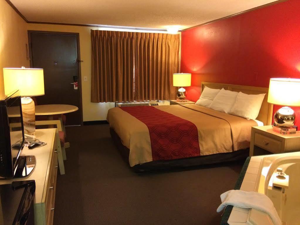 Econo Lodge Norwalk Exteriör bild